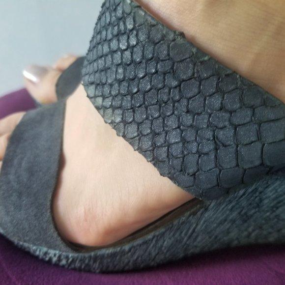 2for30!! Textured Blue Wedge Sandals - Picture 7 of 10